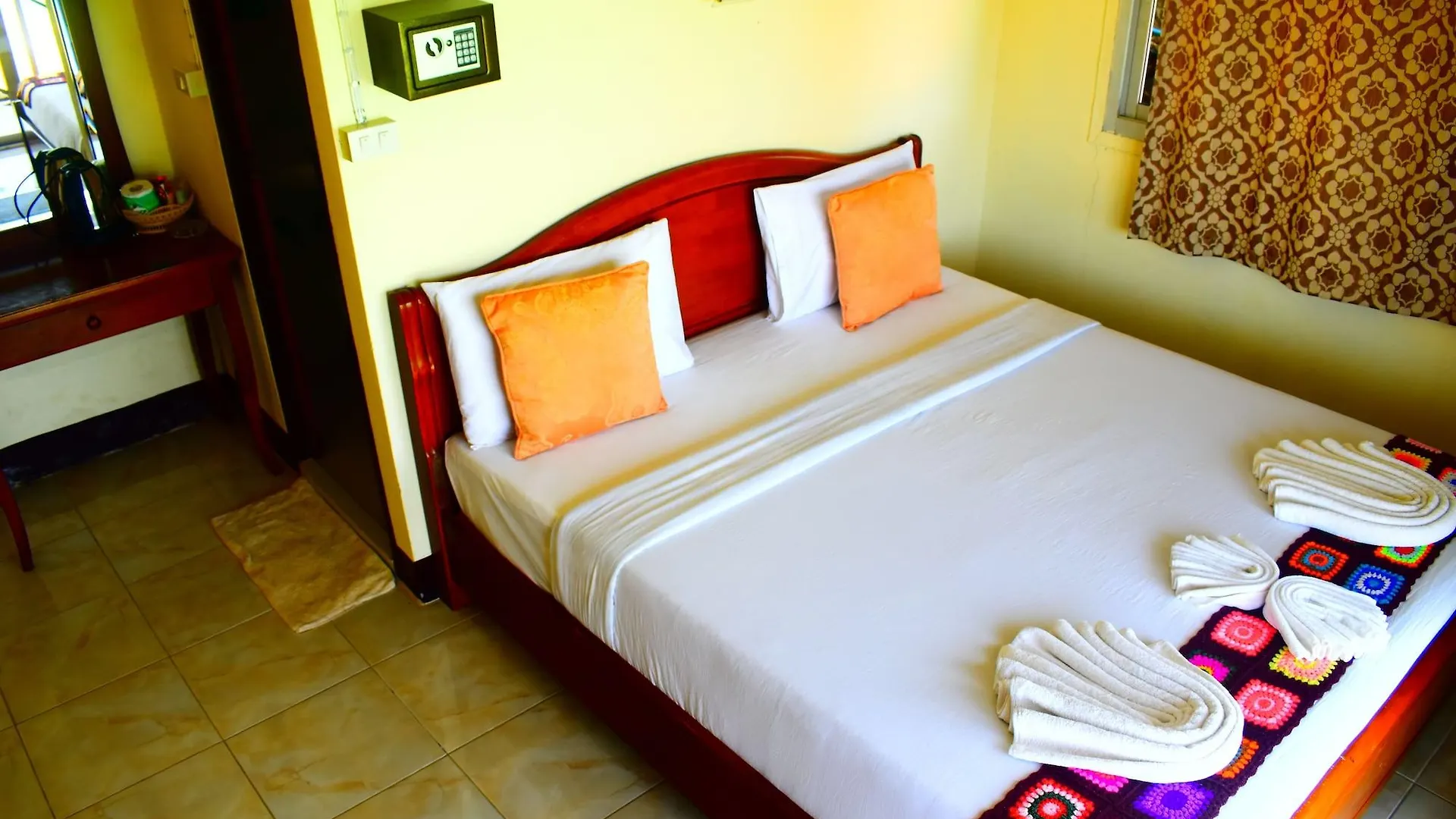 Phi Phi Beach Front Resort 2*, Phi Phi Don